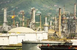 panoramica-de-la-refineria-de-la-estatal-petroleos-de-venezuela-pdvsa-en-puerto-la-cruz-archivo-211201000000-1322614.jpg