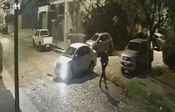 Ante la imposibilidad de continuar llevando el vehículo, la persona tuvo que abandonar el rodado en la calle.
