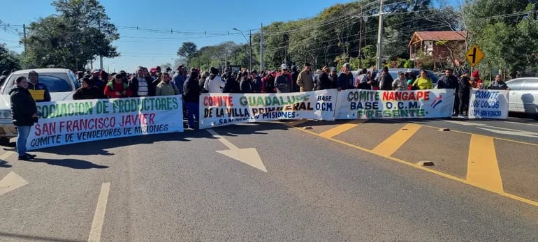 Campesinos se manifiestan cerrando la ruta Py 01 en el cruce Santa Maria, exigiendo el cumplimiento de las promesas del Gobierno Nacional.
