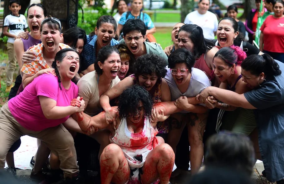 Activistas participaron el sábado de una marcha en el marco del Día Internacional de la Eliminación de la Violencia contra la Mujer, en Asunción. Representantes de organizaciones sociales, campesinas y feministas exigieron justicia y condenaron toda forma de violencia -como la estatal, digital y física- hacia las mujeres en Paraguay.