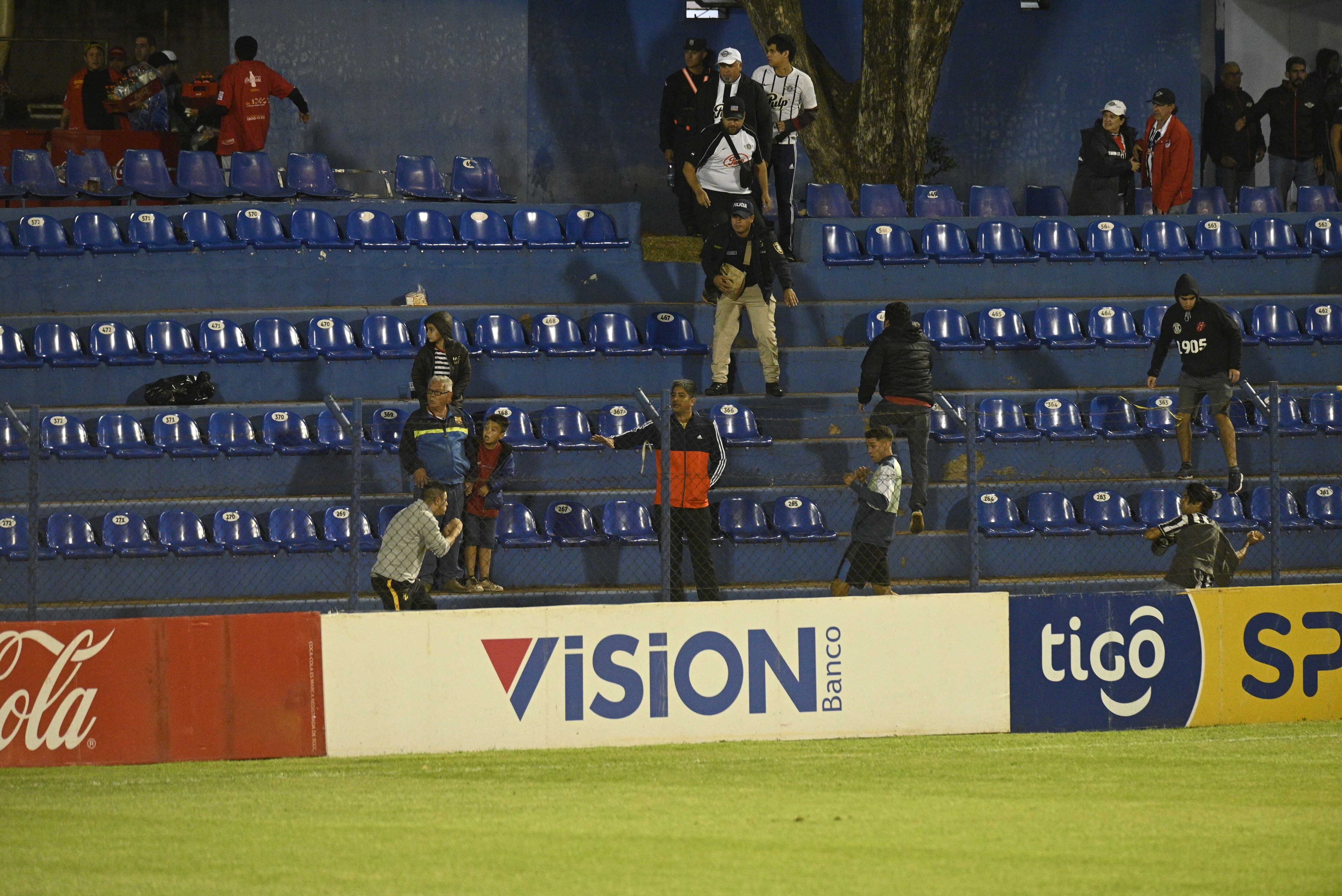 La pelea entre los barras de Guaraní y Libertad, en el Luis Salinas de Itauguá, por los cuartos de final de la Copa Paraguay.
