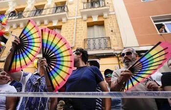 Grupos de personas acuden a la carrera de tacones presentada por Chumina Power durante las fiestas del Orgullo LGBTI, en el barrio de Chueca, en Madrid.