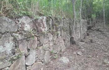 Unos 200 metros queda de la enorme muralla de piedras construida hace 200 años, según el redescubrimiento hecho por el licenciado Joel Recalde.
