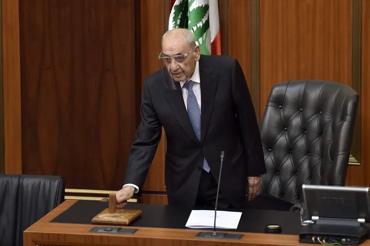 El presidente del Parlamento libanés, Nabih Berri, abre la novena sesión parlamentaria para elegir un nuevo presidente del Líbano, en el edificio del Parlamento en Beirut.