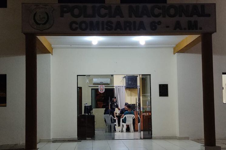 Sede de la Comisaría Sexta de Asunción en el momento en el que las víctimas denunciaron el ataque.