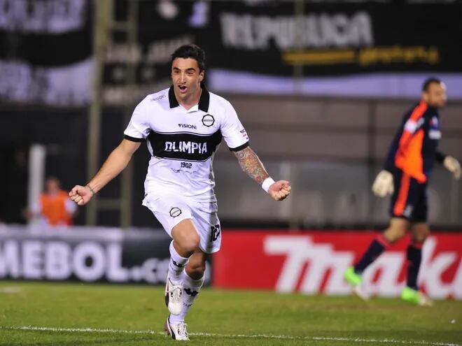 El uruguayo Juan Manuel Salgueiro, jugador de Olimpia, celebra un gol en el partido contra Fluminense por los cuartos de final de la Copa Libertadores 2013 en el estadio Defensores del Chaco, en Asunción.