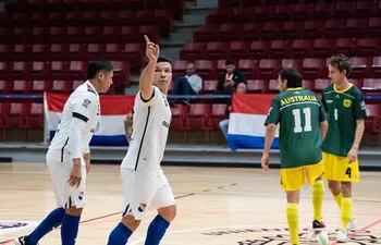 Los jugadores de la selección paraguaya celebran un gol en el partido frente a Australia por el Mundial de Fútbol de Salón 2023.