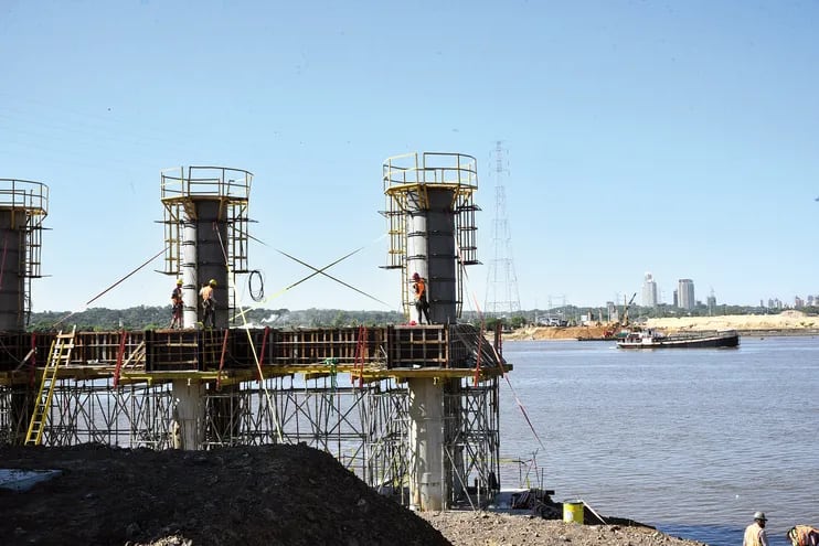 El Gobierno está construyendo importantes obras, como el Puente Asunción - Chaco’i, que hoy tiene problemas de financiamiento.