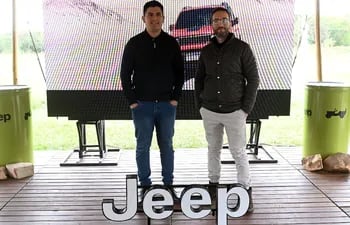 El brand manager de Jeep Renegade, José Pereira, y el gerente de ventas, Diego Facetti, dieron detalles del nuevo modelo que fue presentado en el ex-Aratiri.