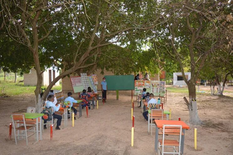 En instituciones como la escuela básica número 1730 Inmaculada Concepción de la localidad de Frontera Kuruzú Ñu, en el departamento de Concepción (Paraguay), la realidad es aún más cruel, pues además de la sana distancia, ni siquiera tienen aulas.