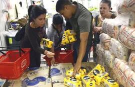 ciudadanos-venezolanos-comprando-los-paquetes-de-harina-de-maiz-que-pueden-en-medio-de-la-constante-escasez-y-desabastecimiento-de-los-locales-comerc-200246000000-1123580.jpg