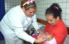 cerca-de-100-personas-de-grupos-de-riesgos-como-ninos-y-embarazadas-fueron-inmunizadas-ayer--201442000000-1453714.jpg