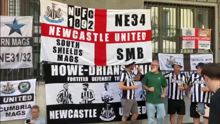 Los hinchas del Newcastle en la ciudad de Milán horas antes del partido contra Milan por la Champions League 2023-2024.