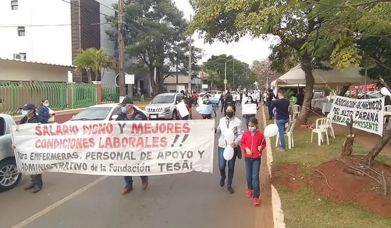 Los funcionarios de la fundación Tesãi marcharon esta mañana por la avenida Bernardino Caballero, frente al hospital del Área 2.