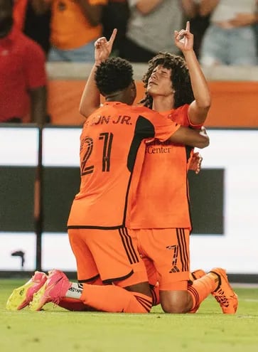 Iván Franco celebra con un compañero tras anotar el gol de la victoria del Houston Dynamo en la MLS.