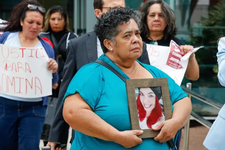 La madre de Romina, Miriam Rodríguez, a la salida de la Ciudad de la Justicia este lunes tras la segunda sesión del juicio.
