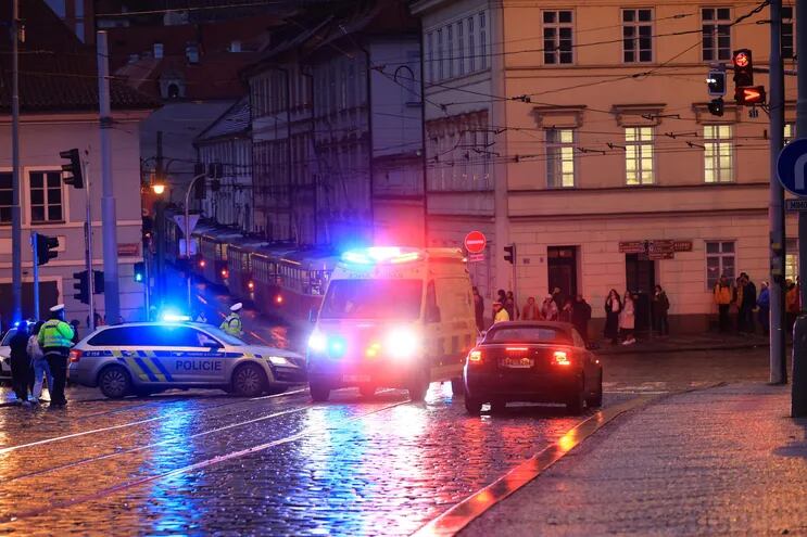 Un tiroteo en la Universidad Carolina de Praga causa varios muertos y heridos.