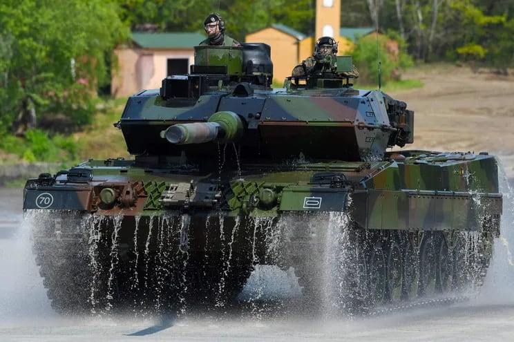Soldados de las Fuerzas Armadas de Alemania conducen un tanque Leopard 2.  (AFP)