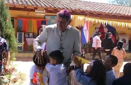 En cada comunidad monseñor Ricardo Valenzuela fue recibido con demostraciones de cariño, en especial por los niños.