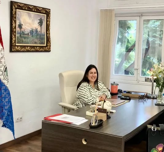 La cónsul Kathya María Stefanía Bareiro Duarte es acusada de ser prepotente y hasta de discriminar a la colectividad de compatriotas residentes en Sevilla, España.