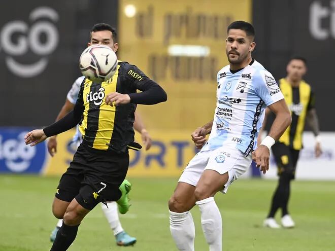 Néstor Camacho (I), futbolista de Guaraní, y Juan Aguilar, jugador de Guaireña, luchan por el balón en el duelo por el torneo Apertura 2022 del fútbol paraguayo en el estadio Rogelio Silvino Livieres de la ciudad de Asunción.