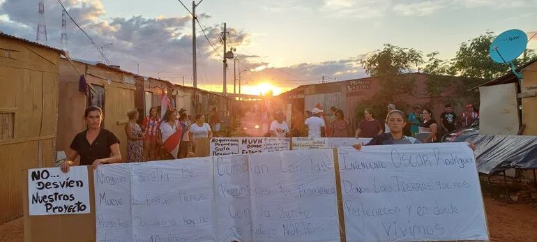 Familias instaladas en un refugio de la Costanera Norte exigen que la Municipalidad de Asunción y el Ministerio de Urbanismo Vivienda y Hábitat (MUVH) cumplan con la promesa de reubicarlas.
