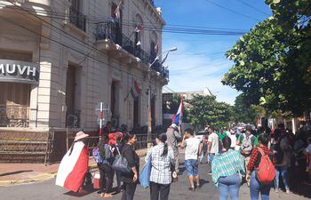 Organizaciones sociales de diferentes puntos del país se manifestaron frente al MUVH para que Hacienda le transfiera más recursos  para la construcción de viviendas sociales.