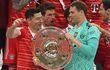 Manuel Neuer, Robert Lewandowski y Thomas Müller, tres figuras capitales del Bayern Munich, posan con la ensaladera, el trofeo de campeón de la Bundesliga.