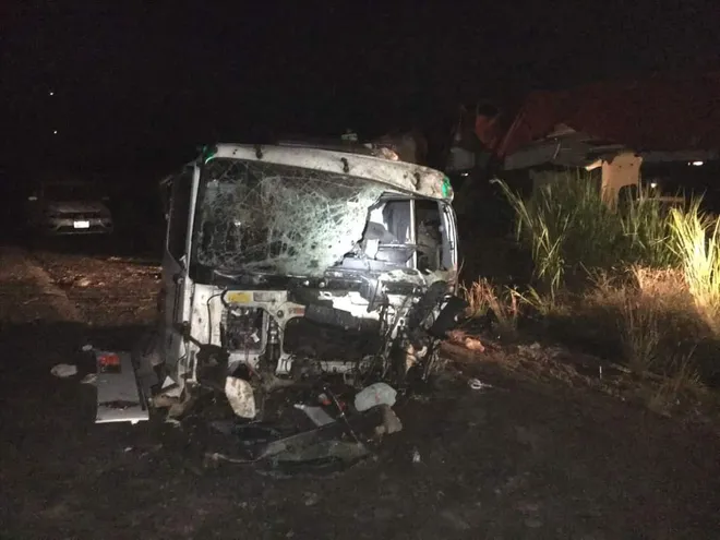 Aparatoso accidente involucró a dos camiones: uno paraguayo y otro boliviano, según los informes policiales.