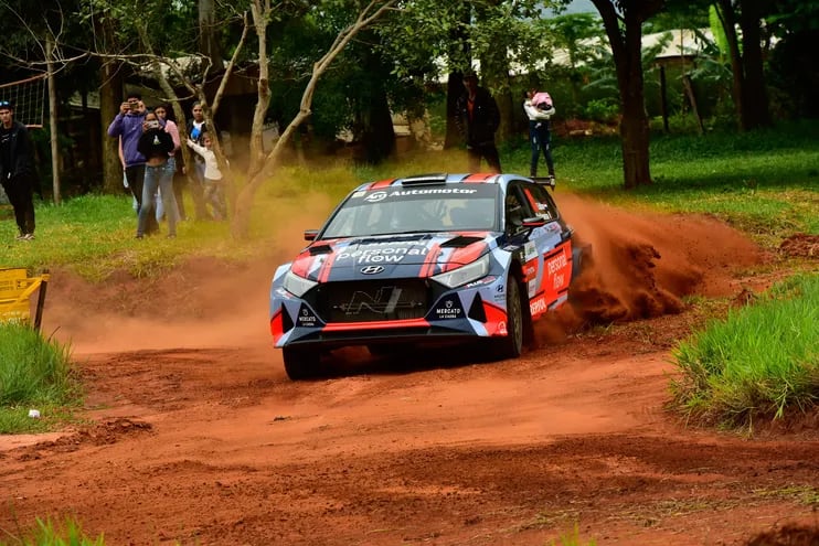 Pese a no ganar en Caaguazú, donde terminó quinto, Fau Zaldívar se mantiene como líder del campeonato con chances de concretar el título de campeón en el Rally de Paraguarí.