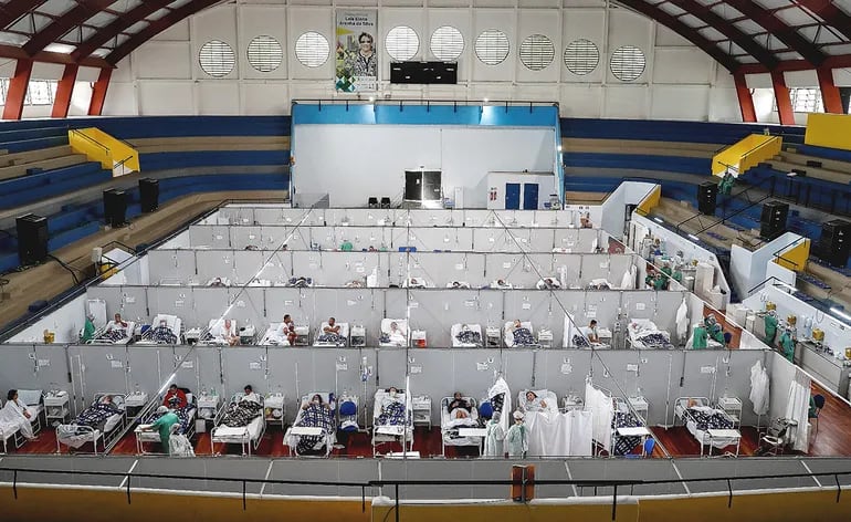 Pacientes en tratamiento por el covid-19, en un “hospital de campaña” montado en un polideportivo en  la ciudad de Santo André, en el estado de São Paulo, Brasil, país que registra un promedio de unos 3.000 fallecimientos por día, por causa de la enfermedad.