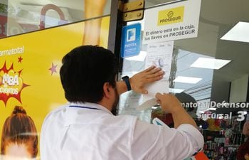 Funcionarios de Sedeco realizando controles a los centros comerciales, hoy.