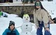 Melissa Quiñónez y Maximo hicieron un muñeco de nieve en Bariloche.