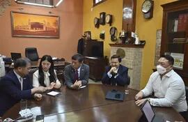 El titular de Fepasa, Lauro Ramírez, junto a directivos de la coreana KIND, a quien quieren otorgar el proyecto del tren de cercanía.