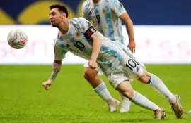Lionel Messi de Argentina en acción contra Paraguay, durante un partido por el grupo A de la Copa América en el estadio Mané Garrincha de Brasilia (Brasil).
