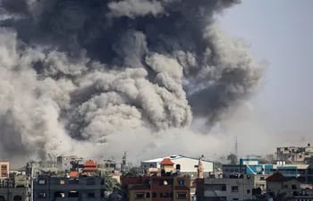 El humo se eleva después del bombardeo israelí en Rafah, en el sur de la Franja de Gaza, el 6 de mayo de 2024, en medio del conflicto en curso entre Israel y el grupo militante palestino Hamás.