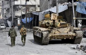 soldados-sirios-que-patrullan-un-barrio-de-alepo-ha-empeorado-aun-mas-el-sufrimiento-de-los-civiles-efe-210644000000-1532994.jpg