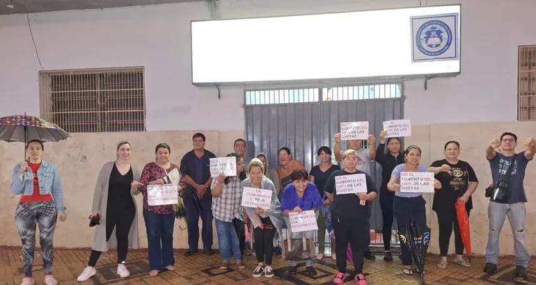 Familias protestaron denunciando excesivo aumento de cuotas frente a la escuela básica N° 2837 parroquial subvencionada “La Natividad de Santa María.