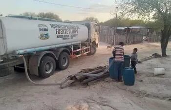El camión cisterna adquirido por la Municipalidad llevando agua potable a los pobladores afectados por la dura sequía que se vive en la zona.
