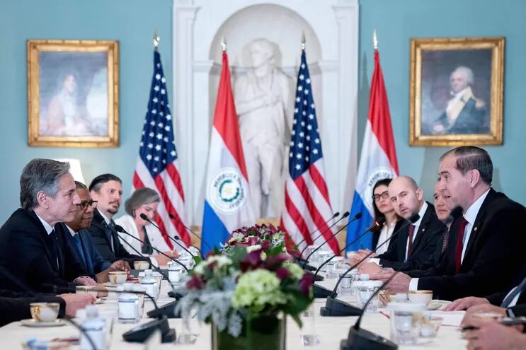 El secretario de Estado Antony Blinken (izq.) y el canciller Julio César Arriola (der.), en la reunión en Washington. (AFP).