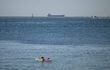 Dos personas nadan en el Marmara cerca de la playa de Caddebostan en la costa del Bósforo.