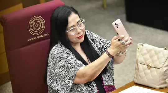 La senadora cartista Norma Aquino (alias Yami Nal), se toma una selfie durante la sesión de la Cámara de Senadores.