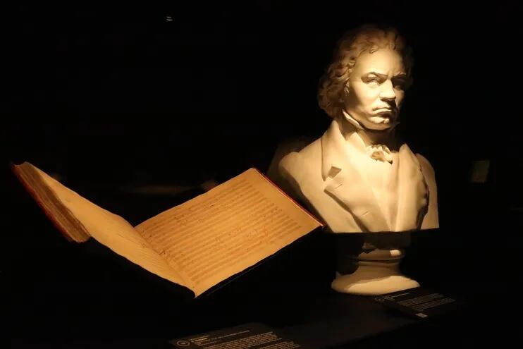 La partitura original de la Novena Sinfonía de Ludwig van Beethoven no está en Bonn, su lugar de nacimiento, ni en Viena, donde hoy hace 200 años se estrenó. Está en Berlín, donde llegó tras sufrir varias divisiones y sortear el impacto de la Segunda Guerra Mundial y la Guerra Fría.
