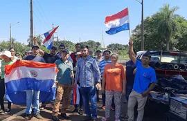 Un grupo de ciudadanos se movilizaron frente a la Itapú Binacional, en el marco de la renegociación de la energía eléctrica.
