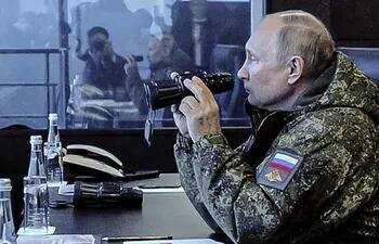 El presidente de Rusia, Vladimir Putin, observa los ejercicios militares denominado Vostok 2022. (EFE/Sputnik)