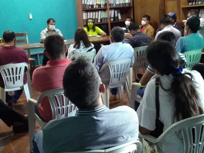 Docentes reunidos ayer con autoridades municipales de Yasy Cañy.