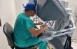 El Dr. Fernando Abarzua realiza la cirugía robótica en el Uruguay.