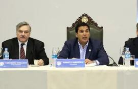 Robert Harrison, titular de la APF, con sus vicepresidentes Carlos Sosa Jovellanos Arias (i) y Javier Díaz de Vivar, ayer, en la reunión de la plana mayor de balompié paraguayo, en Sajonia.