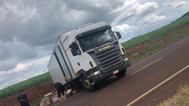 El camión transportador de mercaderías asaltado en la siesta de este martes en la zona de Laurel, departamento de Canindeyú.