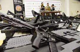 Armas que fueron incautadas en el Operativo Dakovo en dciembre del 2023 y que serán entregadas al presidente Santiago Peña.